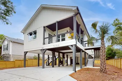 Image de Dog-friendly 2nd-floor home near the beach porch, outdoor shower, huge tub