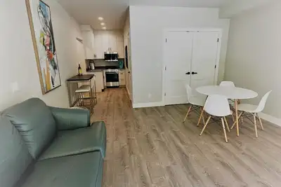 Image de Outlaw Inn Unit 1. Modern, newly remodeled unit. Steps from Main Street!