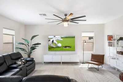 Image de Albeniz Pl · Serene Retreat at Modern Albeniz w/ Private Yard