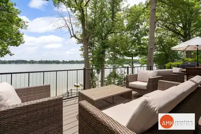 Image de The Glistening Grape - High end Lake Retreat