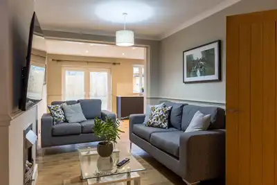 Image de Cirencester Road - Elegant 5 bedroom semi-detached house with garden and patio