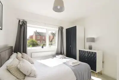 Image de Alderton House - Spacious 3 Bed with Parking