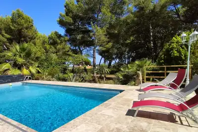 Image de Gîte L'Amandier situé au calme au milieu des pins et proche des plages