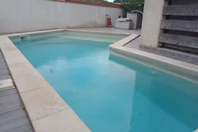 Image de maison 3 faces avec piscine privée à 5 min en vélo de la 1er plage