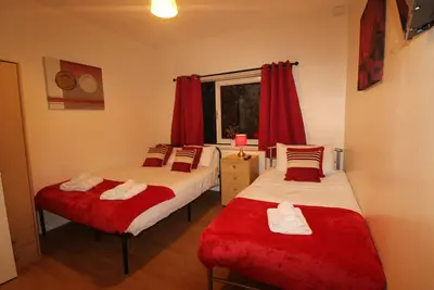 Image de Middlecroft house is a mid terrace house near to the center of Staveley Chesterfiled