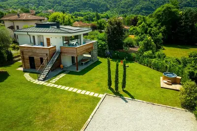 Appartement 'La Villa del Lago in Giardino' avec vue sur la mer, Wi-Fi et climatisation