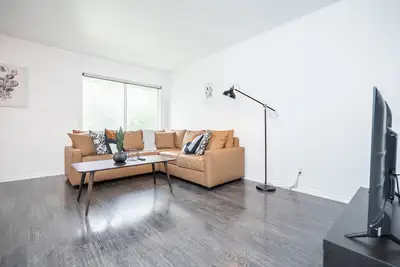 (279)Classy 3 Bdr  in Quiet Neighbourhood+Parking