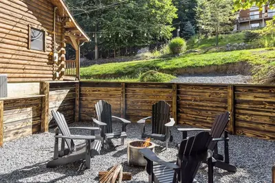 Image de Woodpecker Woods - Cozy Log Cabin w/ Hot Tub!