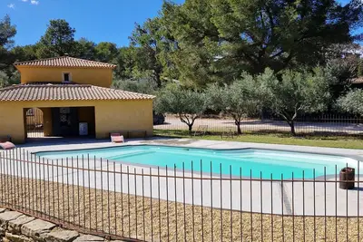 Bastide provençale avec piscine et à proximité de la mer