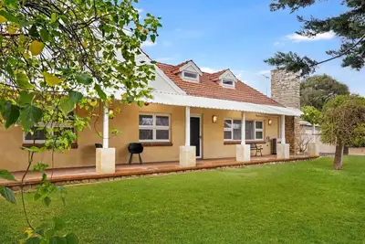 Image de Ashdene Busselton- The older style cottage house has had a full facelift whilst still maintaining th