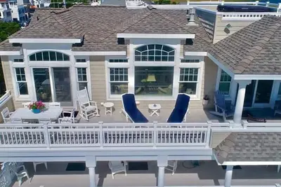 Image de Beautiful, Spacious Ocean Front with Hot Tub and Elevator, Ocean and Bay views!