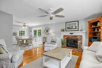 Image de 3 bedroom 2 bathroom single level home half mile from beaches