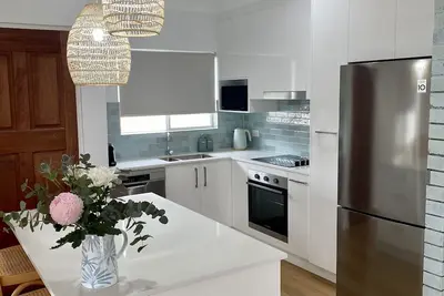 Image de Renovated coastal apartment 5 mins walk to the water, shops and restaurants.