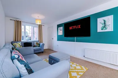 Image de 3 Bed+2. 5 Bath|Contractors + Groups| Free Parking!