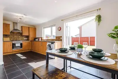 Image de 4 Bed+2. 5 Bath|Contractors + Groups| Free Parking!