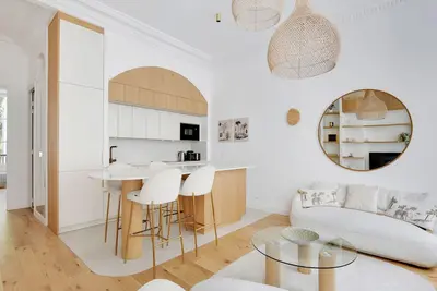 A Refined 2-Br in Invalides- Tour Eiffel