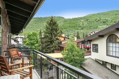 Image de Vail Village Steps to Gondola One with Ac, Wall306