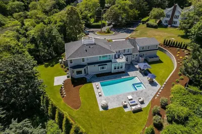 Image de Sophisticated Chatham Oasis with Pool & Spa Rpam062