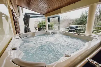 Image de \"La Loupiote - Gîte éclairé\" Maison de village proche Nancy avec grand jacuzzi!