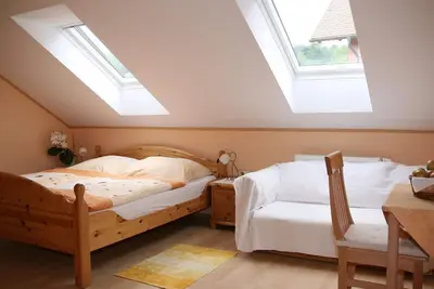 Image de Doppelzimmer \"baum\" - Obsthof Gästehaus Weiß
