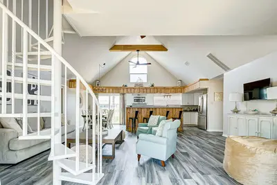 Image de Crystal Oasis - a 3 bedroom plus loft, 2 bath home that sleeps 14.