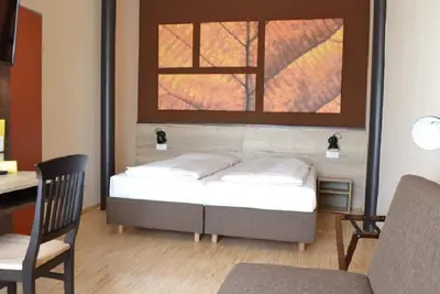 Image de Dreibettzimmer, Dusche, Wc - Jufa Hotel Fürstenfeld