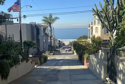 Image de Beautiful Beach Home 3 blocks to the white sand.
