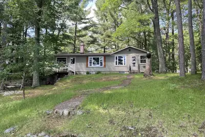 Image de Beautiful Lake George house on the water