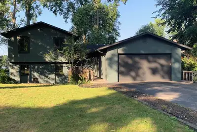 Image de Just renovated lake home, near everything, feels like the middle of nowhere!