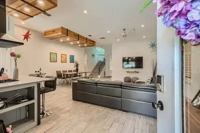 Image de Pet Friendly Retreat with Lap Pool / Spa in the '04! Near Sxsw Top Spots!