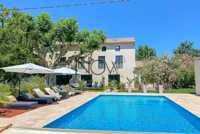 Image de Mas Provençal Rénové de 400m² sur 5000m² de Terrain Avec Piscine!