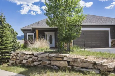 Image de Family-sized condo with large deck, private hot tub, and bunk beds!