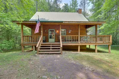 Image de Secluded ‘Cross Creek Cabin’ w/ Deck & Fire Pit!