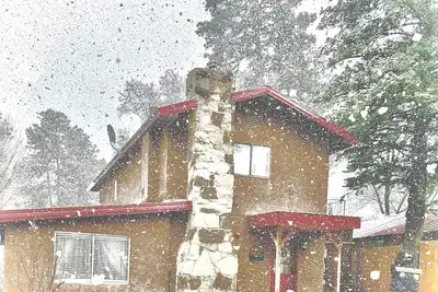 Image de Hidden gem next to midtown! Book with us now! Hot tub, grill, private back yard.