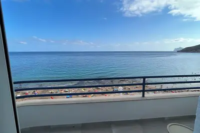 Image de Apartamento frente al mar en el centro del pueblo con plaza de garaje