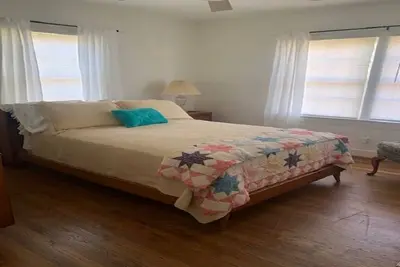 Image de Fully equipped Cottage Close to Airport, Shopping, Uab, Parks, Downtown