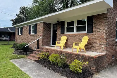 Image de 1. 2 Miles from Ecu Campus just off 10th, Fully equipped 3Bed / 2Bath House.