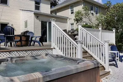Image de Perfect modern downtown Red Bank Deck and Hot Tub