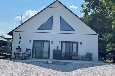 Image de Lake house with a view just minutes away from Beach, Bars and local venues