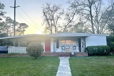 Image de Spacious 5 Bedroom Home, two blocks to Fsu. Oversized parking for up to 8 cars