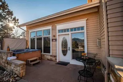 Image de Stunning one bedroom condo with steam shower, hot tub, and a private deck!