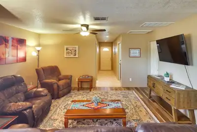 Image de Dog-Friendly Bullhead City Home - Walk to Beach!