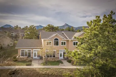 Image de Divine Venetian-style lofted condo with A/C, private outdoor hot tub and patio!