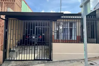Image de Una Casa de 3 cuartos y 2 baños centralmente ubicado a San Jose.