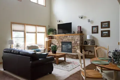Image de Spacious, bright condo w/ outdoor hot tub, and amazing views of Estes Valley!