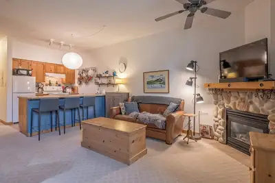 Image de Perfect Creekside Studio that Opens Right onto the Skiway!