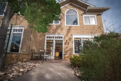 Image de Modern condo with cozy fireplace, private hot tub, and Jacuzzi!