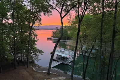 Image de Lakefront Getaway; Lake and Mountain Views, Ev Charger, Private Dock, Golden Tee