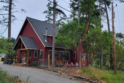 Image de A suite across the street from Penn Cove with peekaboo views.