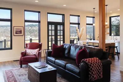 Image de The Lookout - Luxury two bedroom condo in the iconic Horsefeathers building!